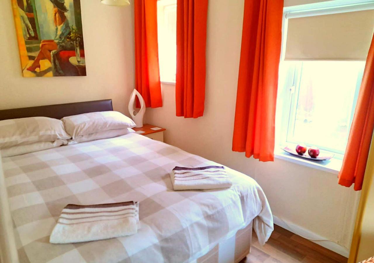 Romantic Lakeside Cottage By The Beach! With Super Cosy Log Burner! The Perfect Escape To Your Home From Home By The Sea! So Relaxing - You Won'T Want To Leave! Pet Friendly! Мейблторп Экстерьер фото